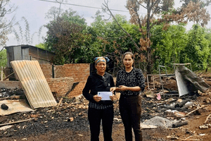 Hội LHPN tỉnh thăm hỏi, tặng quà, hỗ trợ gia đình bị hỏa hoạn  tại 2 xã thuộc huyện Đắk Mil