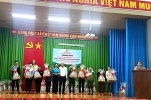 Hội Liên hiệp Phụ nữ tỉnh Đắk Nông phối hợp tặng quà hội viên, bà con nhân dân vùng biên