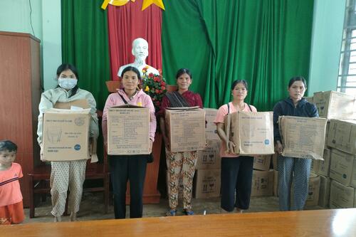 Hội LHPN huyện Đắk Glong trao 2.180 bình lọc nước cho người dân vùng sâu trên địa bàn