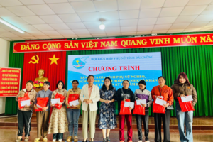 Hội LHPN tỉnh tặng quà gia đình phụ nữ có hoàn cảnh khó khăn nhân dịp Tết Nguyên đán Ất Tỵ năm 2025