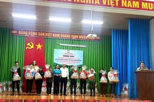 Hội Liên hiệp Phụ nữ tỉnh Đắk Nông phối hợp tặng quà hội viên, bà con nhân dân vùng biên